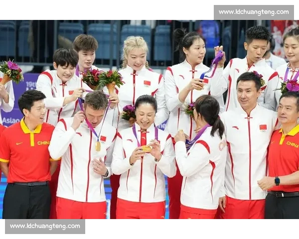 《荣耀时刻：奖杯背后的故事与荣耀颁发的意义》