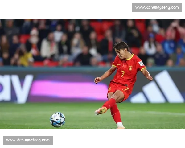 补时绝杀瞬间点燃全场激情球迷热议难忘比赛记忆